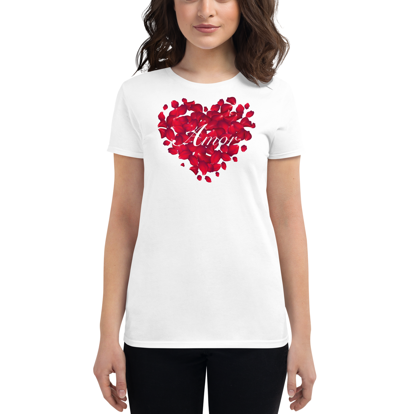 Camiseta Floral Romántica: Corazón de Pétalos de Rosa "Amor"